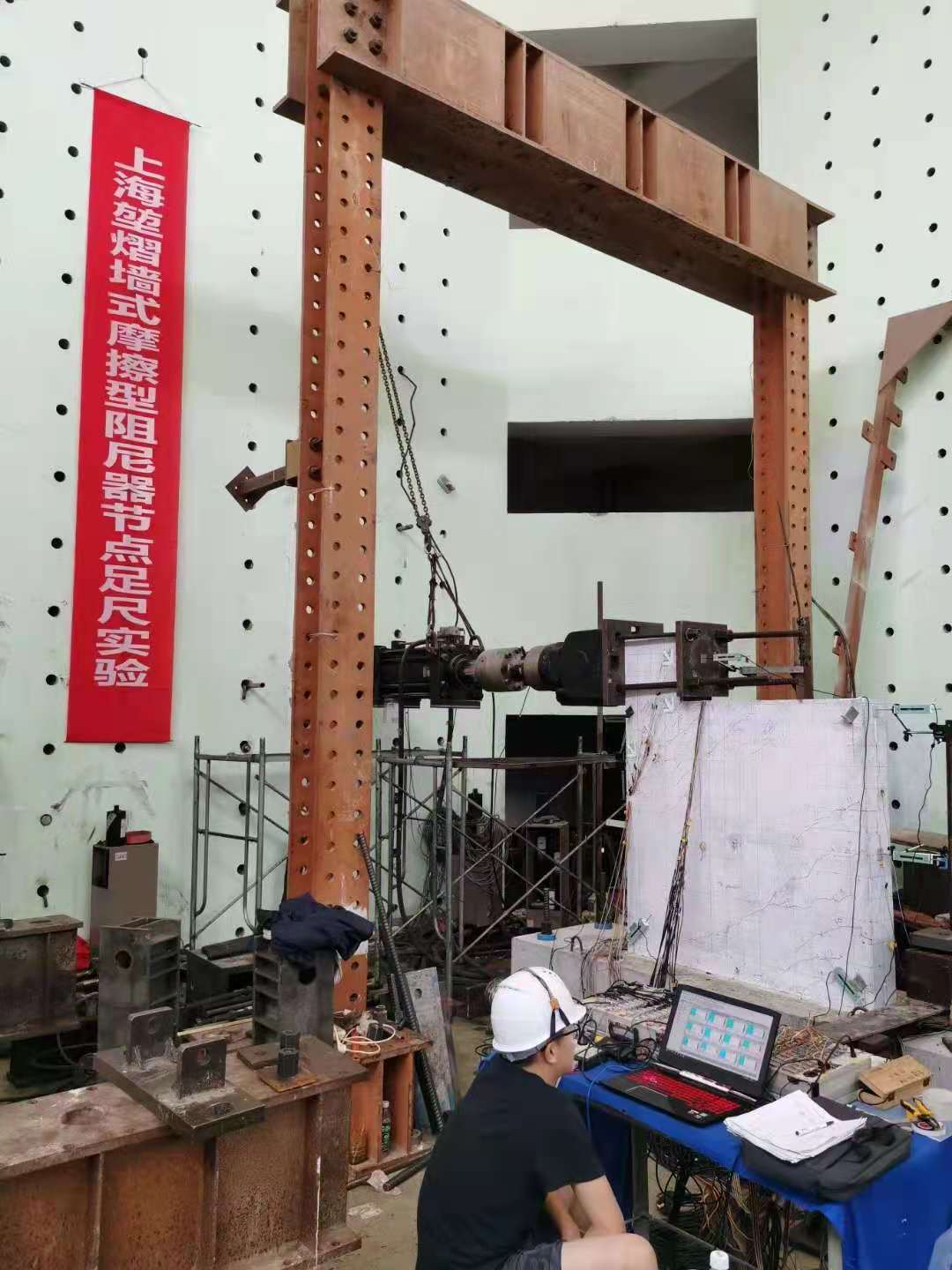 【堃熠动态】我司墙式连接的摩擦型抗震阻尼器墩台连接节点完成足尺动力试验(图1)