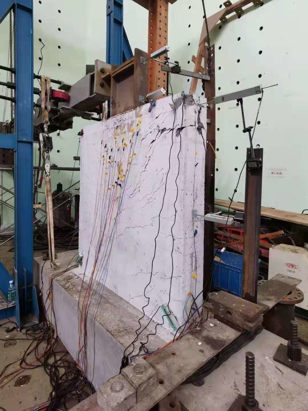【堃熠动态】我司墙式连接的摩擦型抗震阻尼器墩台连接节点完成足尺动力试验(图2)